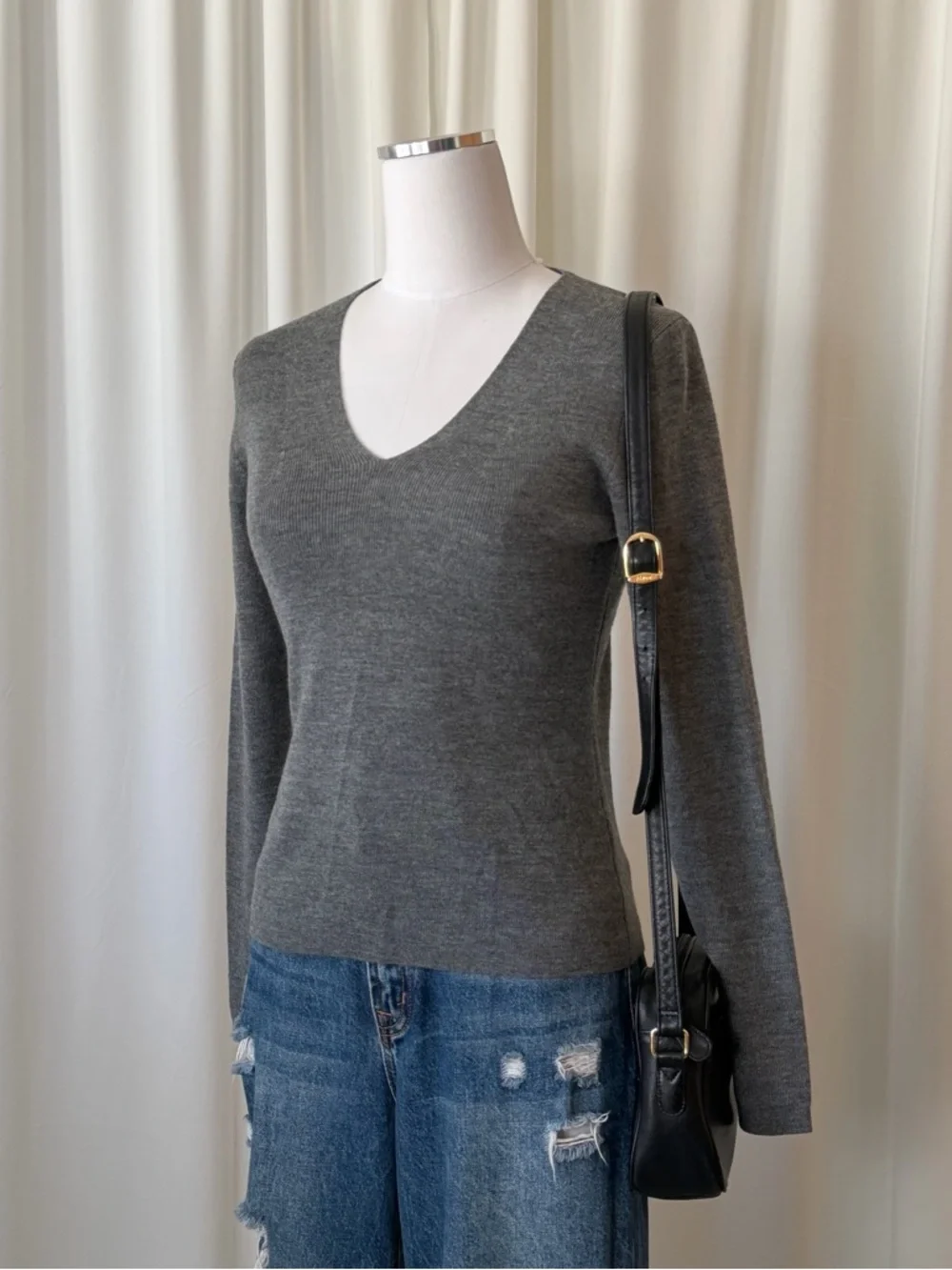 NWT Ann Taylor LOFT Merino Wool Blend V-Neck Sweater Gray Small. - Picture 3 of 11